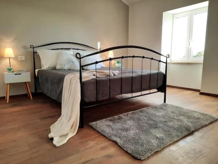 Holiday Home For 8 People, Pool + Sea View Vilanija Екстер'єр фото