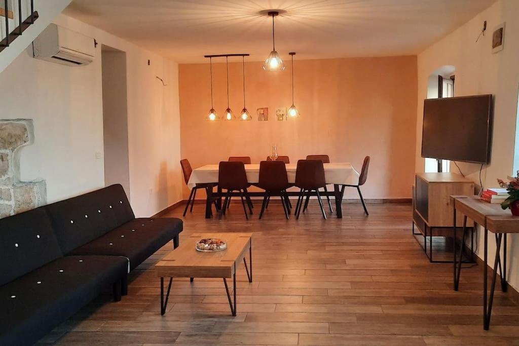 Holiday Home For 8 People, Pool + Sea View Vilanija Екстер'єр фото