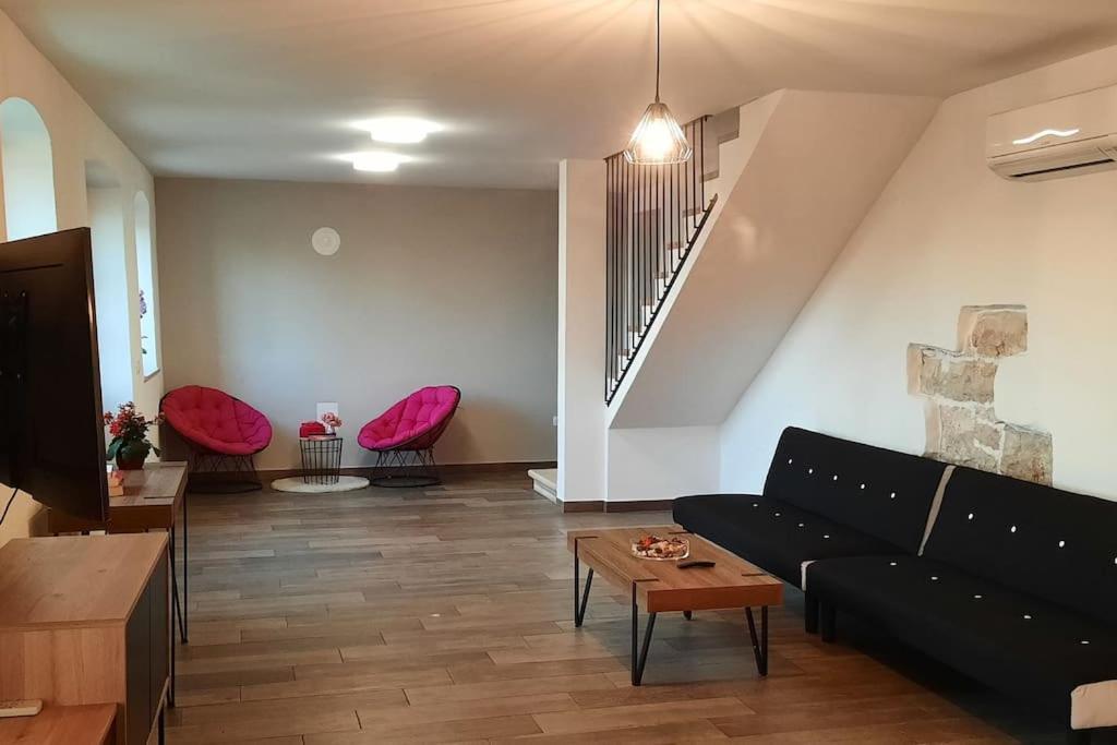 Holiday Home For 8 People, Pool + Sea View Vilanija Екстер'єр фото